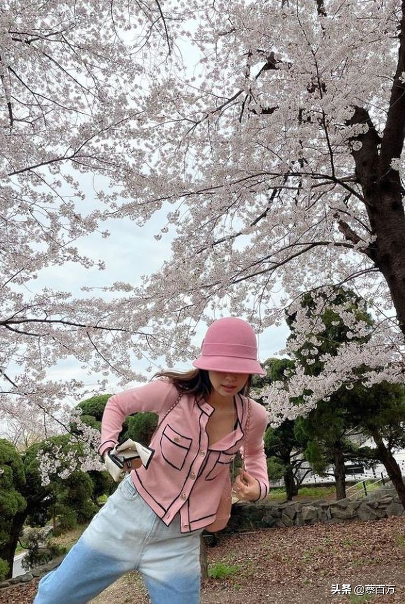Jennie示范春日着装，樱花粉色赏樱气色真好，不化妆也可以