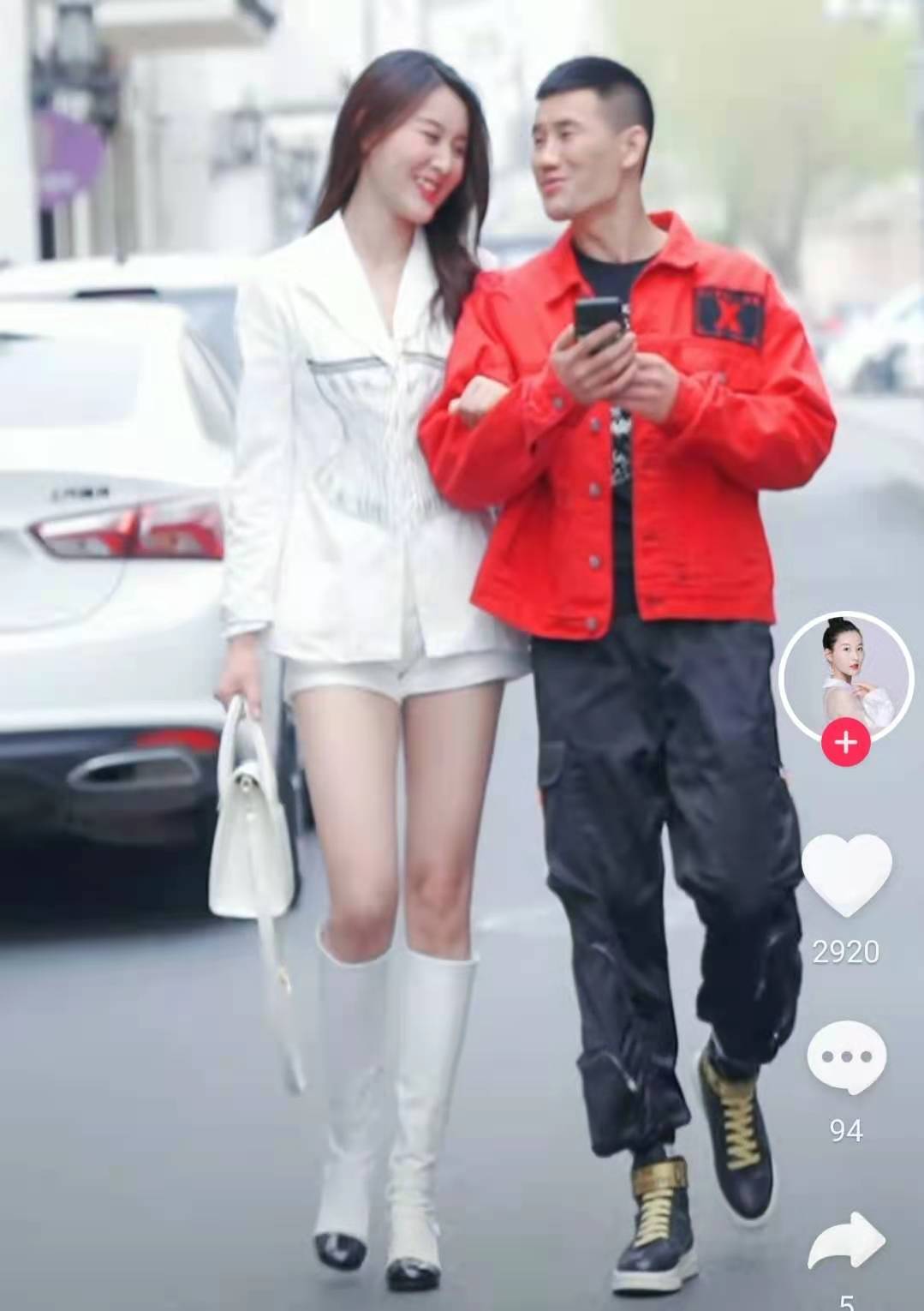 嘎子哥小8岁娇妻罕秀身材，穿旗袍前凸后翘，露
