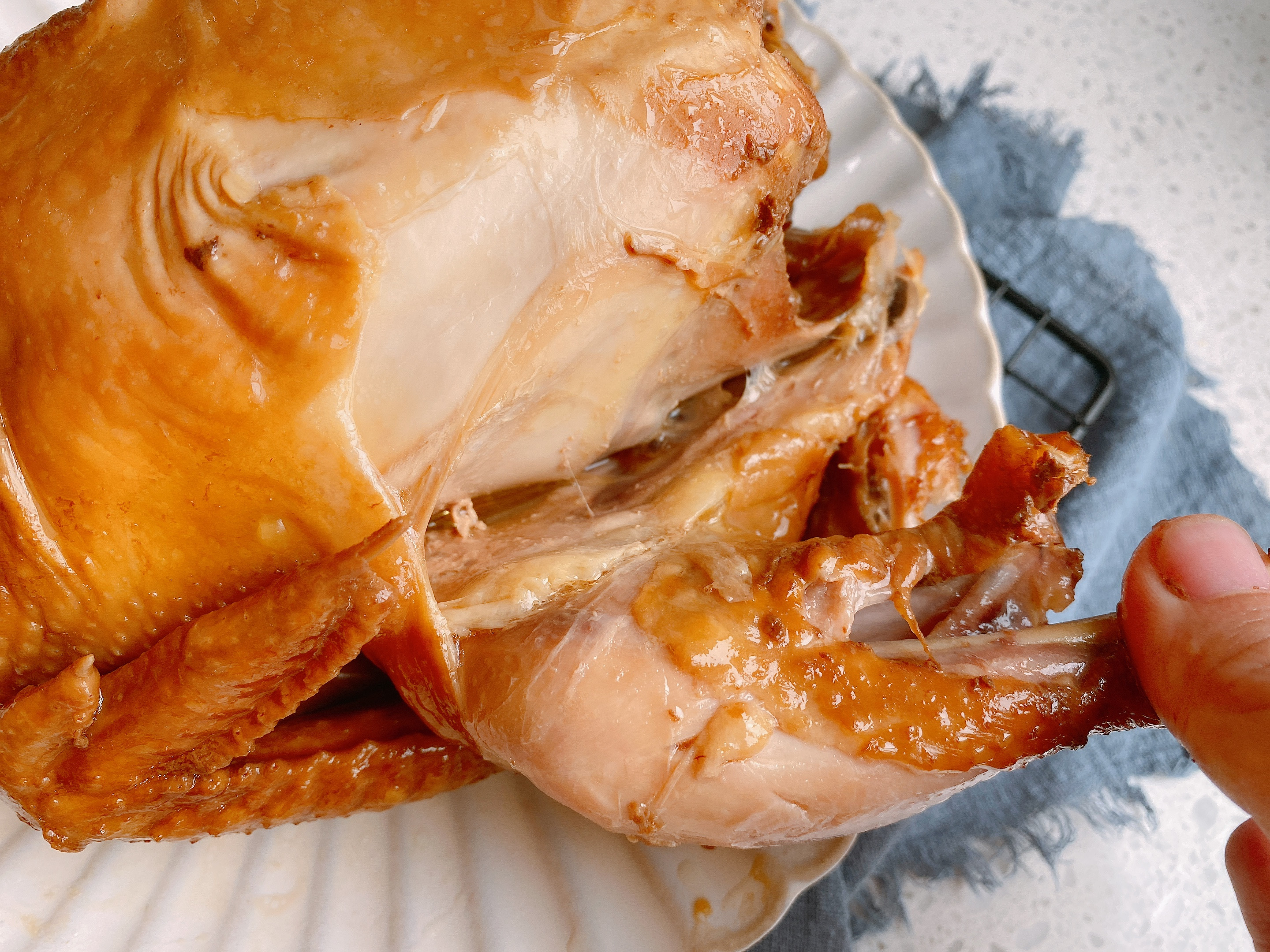 感恩節想吃烤雞用電飯鍋就能做，不放油不放水，鮮嫩多汁軟爛入味