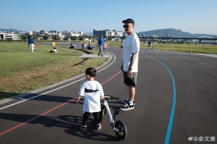 余文樂帶妻兒出門遊玩，寵溺看老婆打球，兒子發脾氣兩人半蹲輕哄