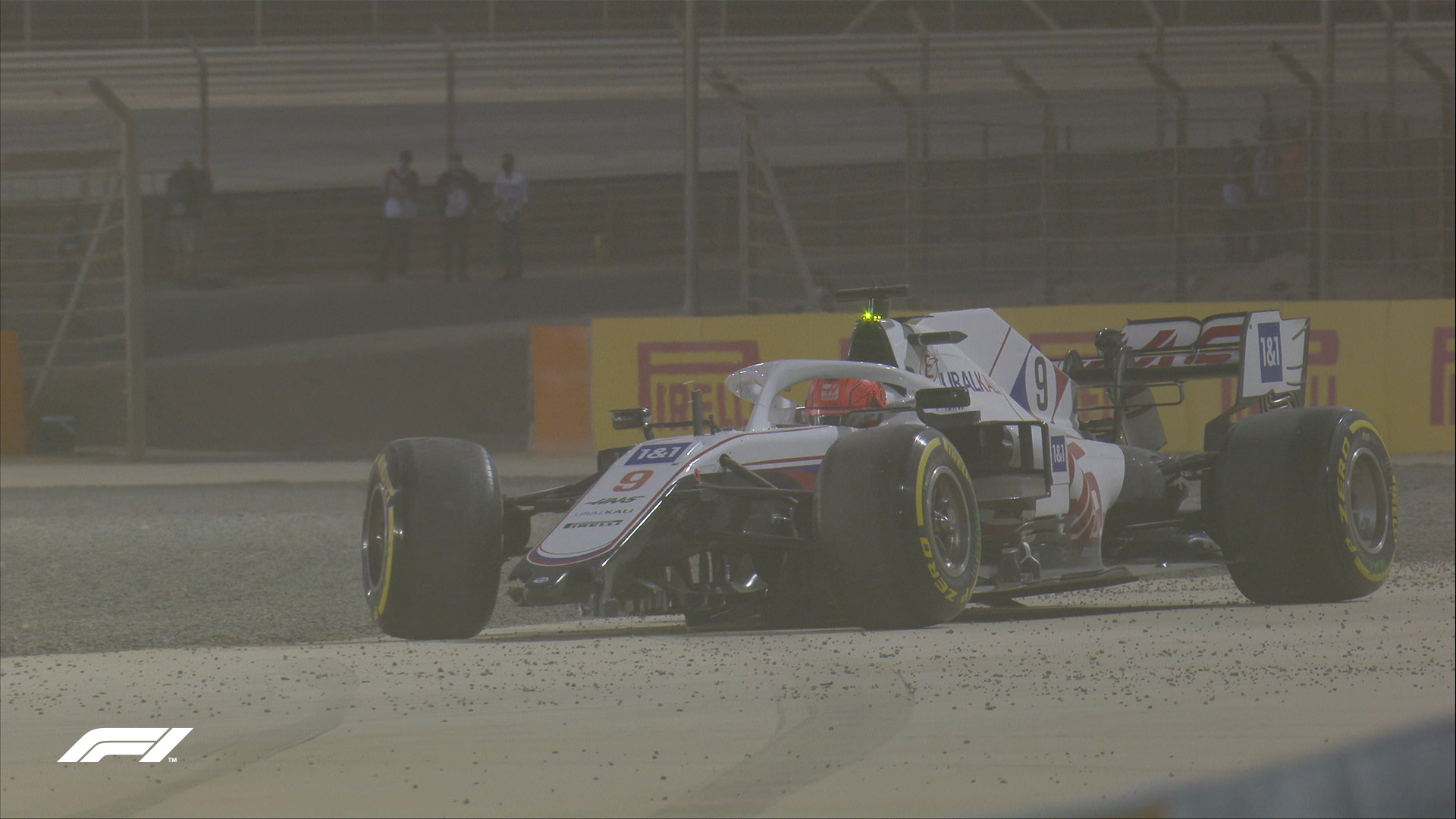 F1巴林站：汉密尔顿险胜维斯塔潘 奔驰F1终于寻到