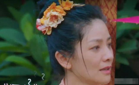 妻子团泼水之后，才意识到妆都花了，看到吉娜的脸，才懂啥叫半永