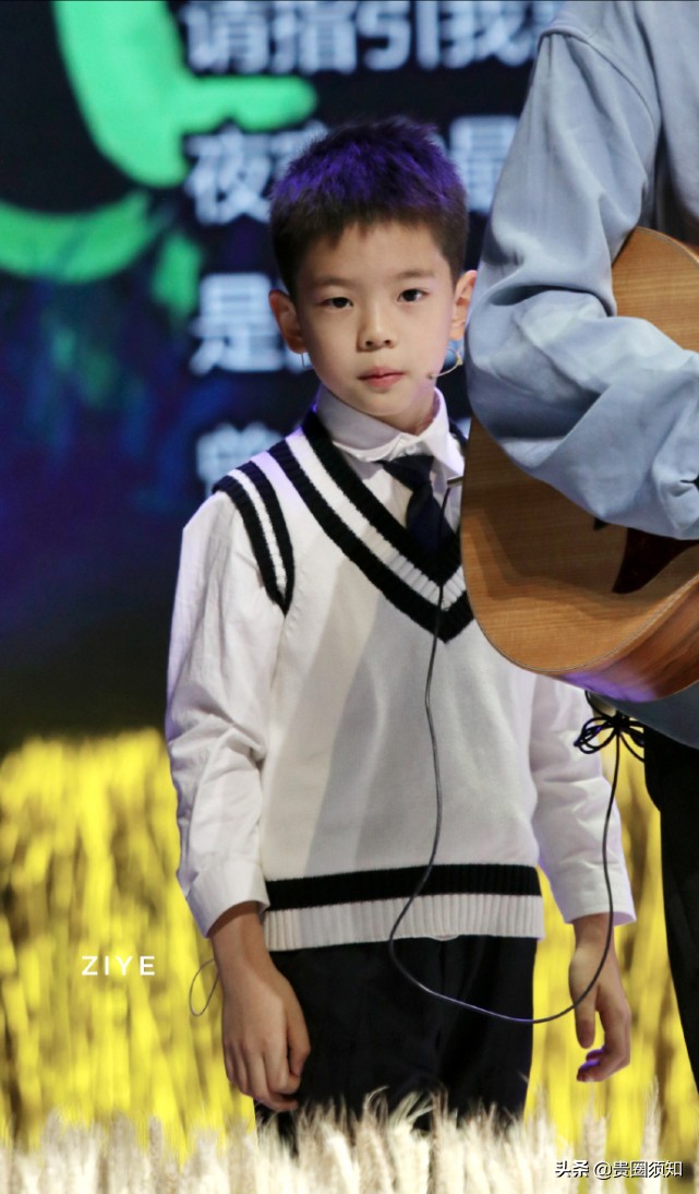 霍思燕带嗯哼现身《燃野少年的天空》首映活动，8岁的嗯哼长大了