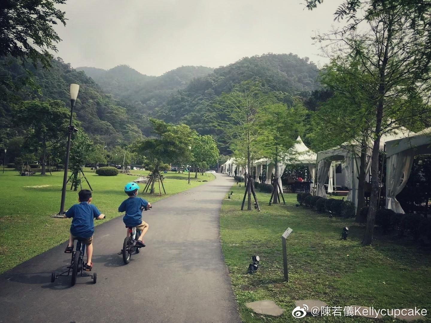 林志穎老婆帶仨兒子露營，kimi長高帥氣，貼心帶雙胞胎弟弟玩