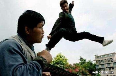 吴京没有军人身份，也没有军权，为什么能借到