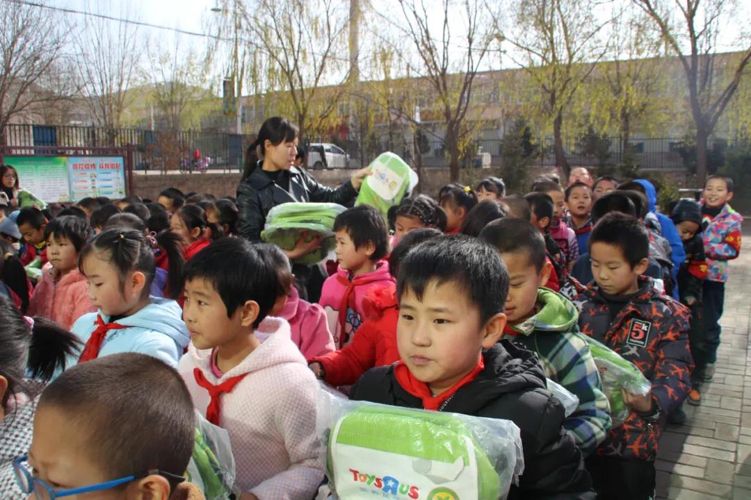 情暖贫困儿童 助力脱贫攻坚—白银市妇联举行“爱心书包”发放活动