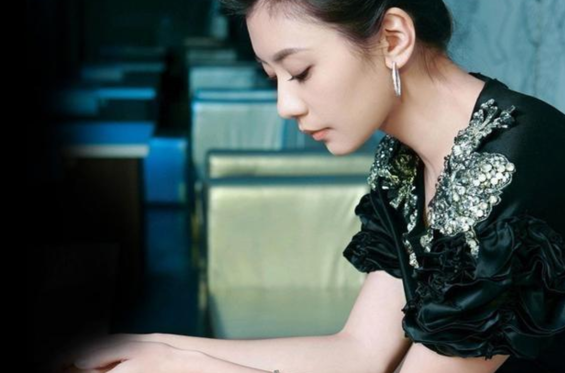 贾静雯发文道女儿先天弱视，双眼差600度，引起网友共鸣和注意