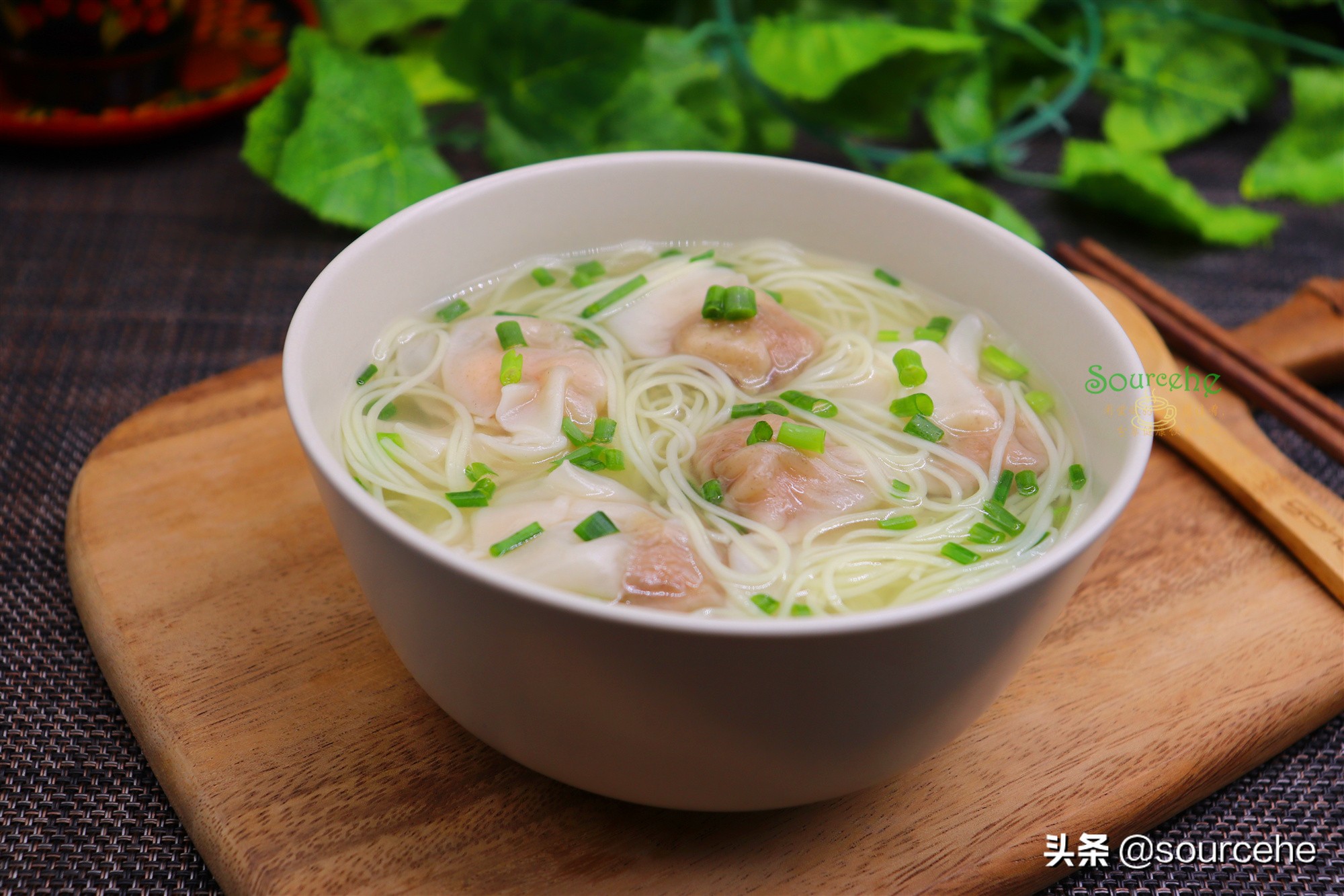 广东的云吞面，在家做只需8分钟，云吞鲜美，面条香滑，老小爱吃