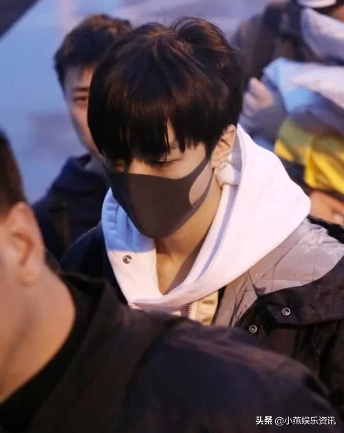 王俊凯在机场被女孩告白，听他“你才要多穿点