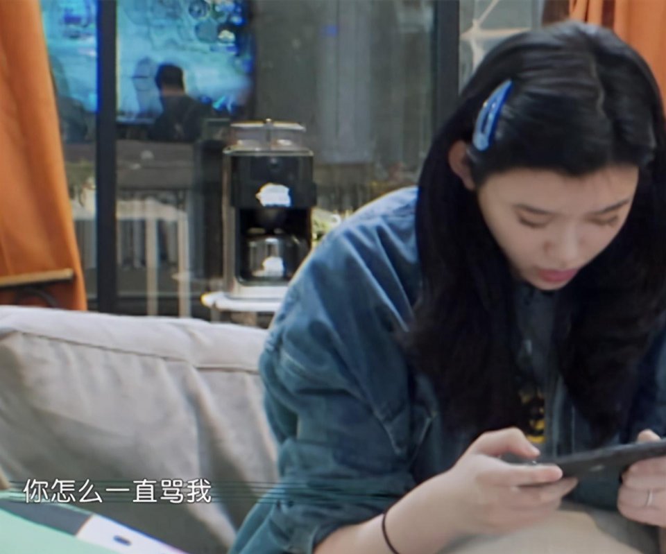 奚梦瑶近照疑怀二胎，生育问题引质疑，四太曾