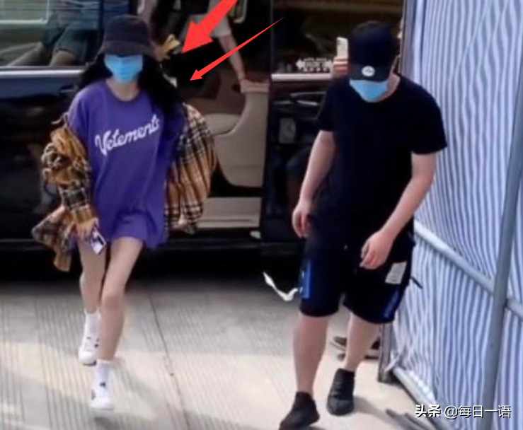 杨幂穿清爽装上班，路上却被恶意偷拍，看到画