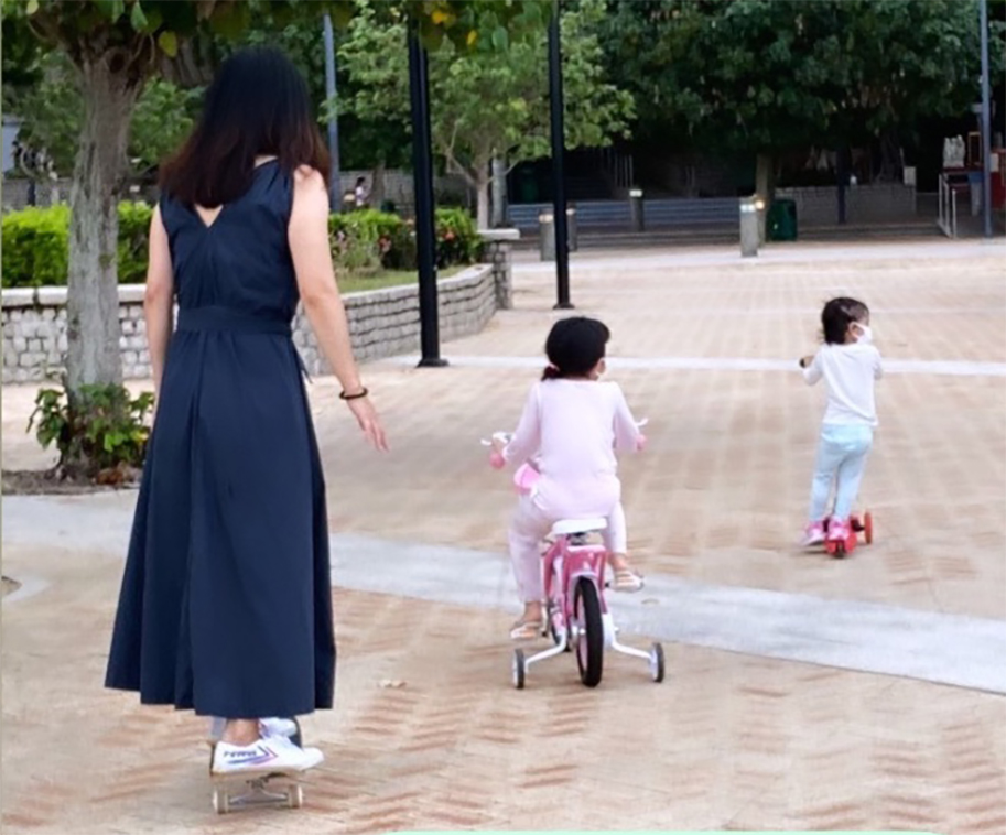 霍啟剛一家出遊畫面溫馨，郭晶晶童心未泯玩滑板，穿平價鞋接地氣