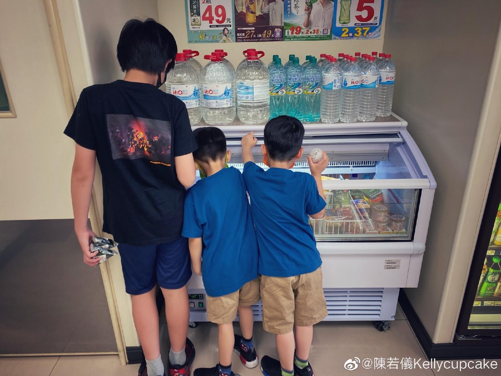 林志穎老婆帶仨兒子露營，kimi長高帥氣，貼心帶雙胞胎弟弟玩