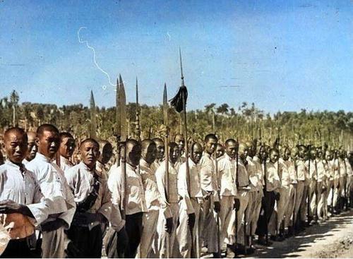 粟裕率领部队挺进江南，一支土匪挡道，粟裕和