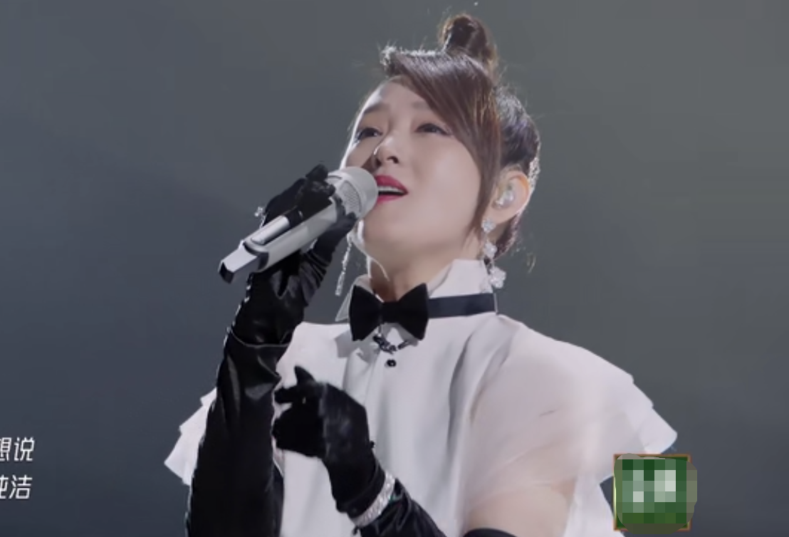 杨钰莹戴镶钻白金耳环，配饰价值超36万，十年前