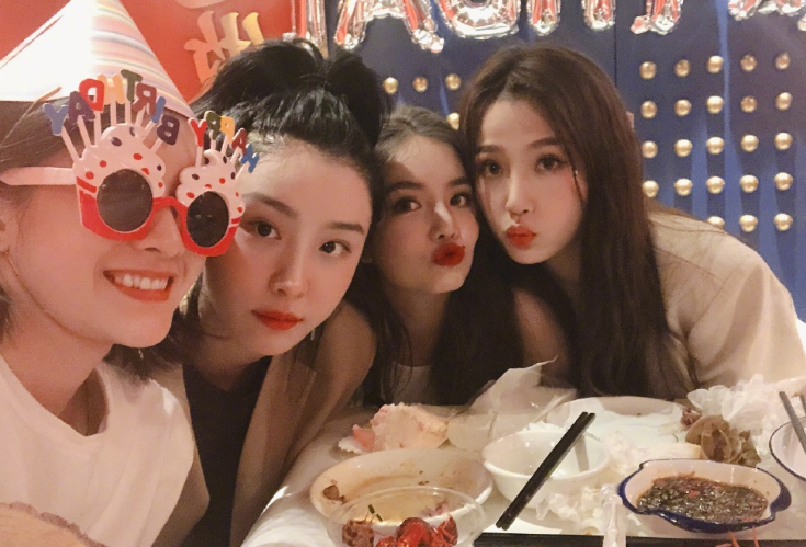 张雪迎鞠婧祎同天生日，我却关注送祝福的明星