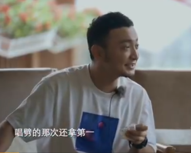 央视主持人晒大合影，撒贝宁太矮惨遭P图？被曝同款裤子20多条