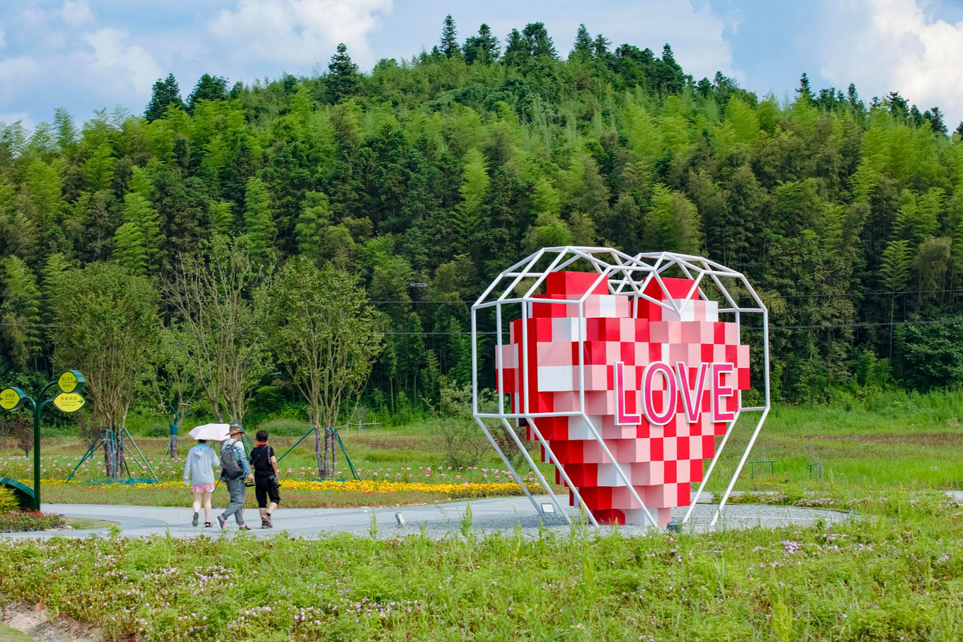 来景德镇旅行不仅有瓷器，还可以漫步在花海中，领略大自然的风光