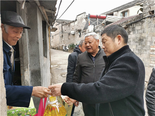 浙江天台妙山村村干部走访慰问孤寡老人