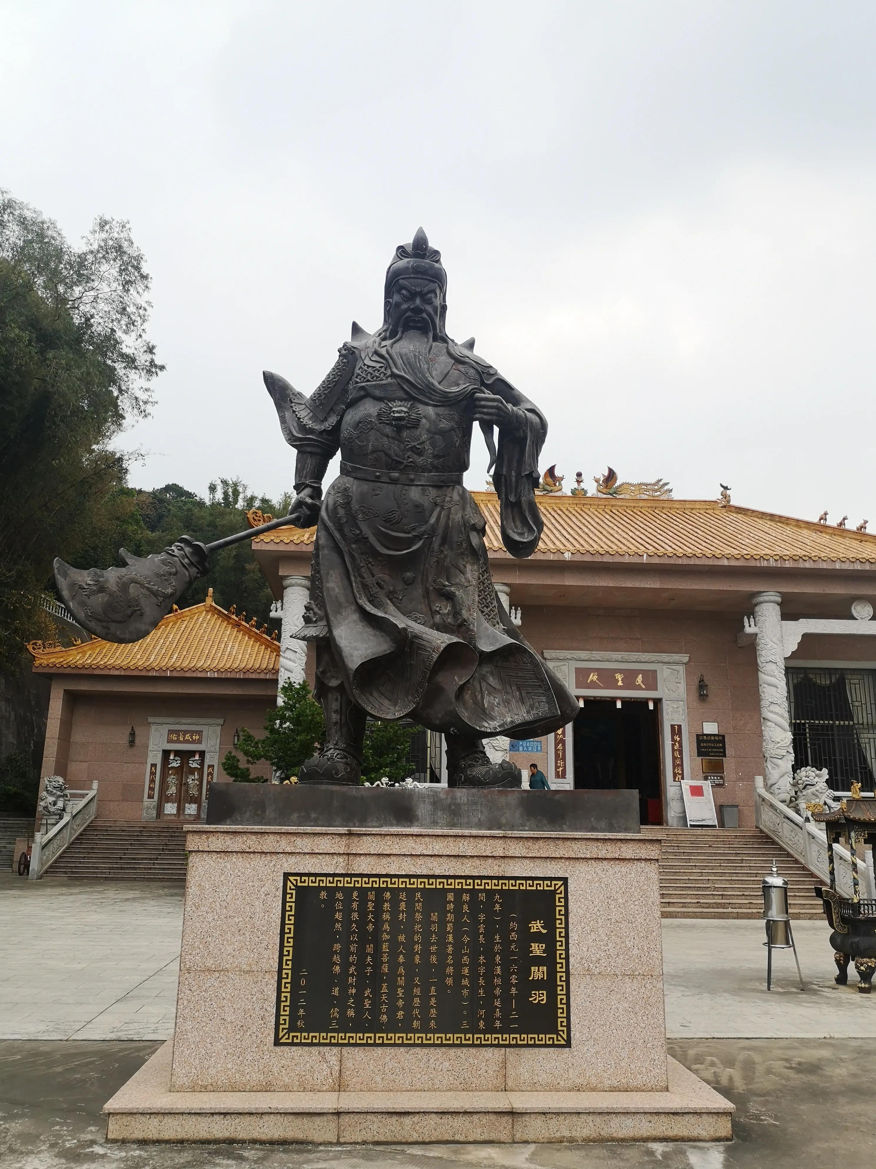 高州竹坑文武庙豪华气派  但风水却被许氏家父墓地占掉