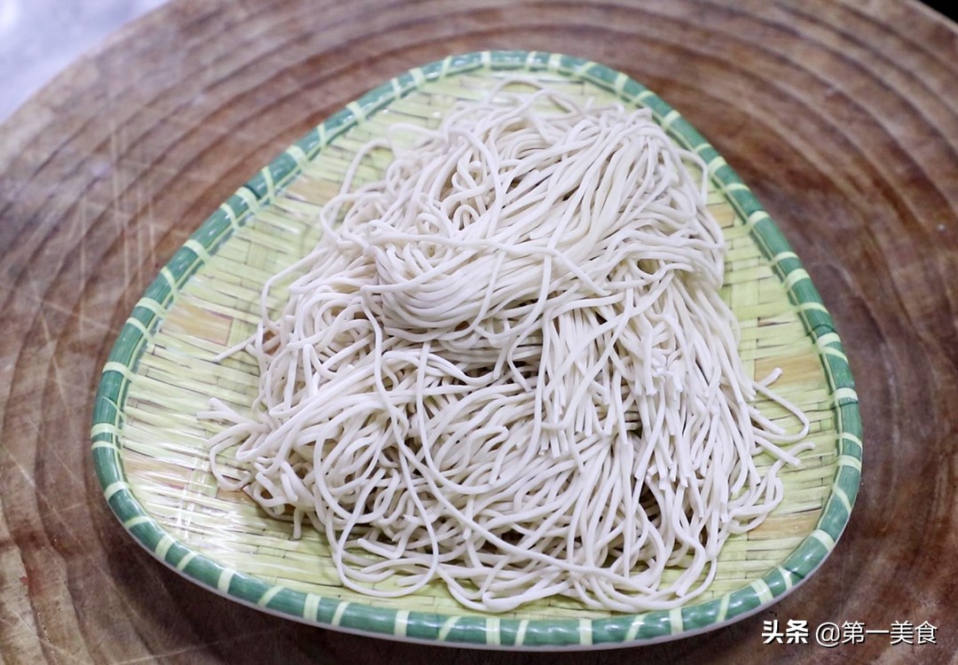 茄子打鹵面如何做好吃，廚師長(zhǎng)教你一招，鹵香勁道，方便快捷
