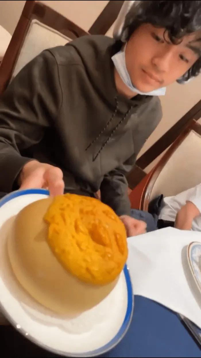 张柏芝晒二儿子视频，11岁小Q又变模样，奶萌帅气颜值不输小鲜肉