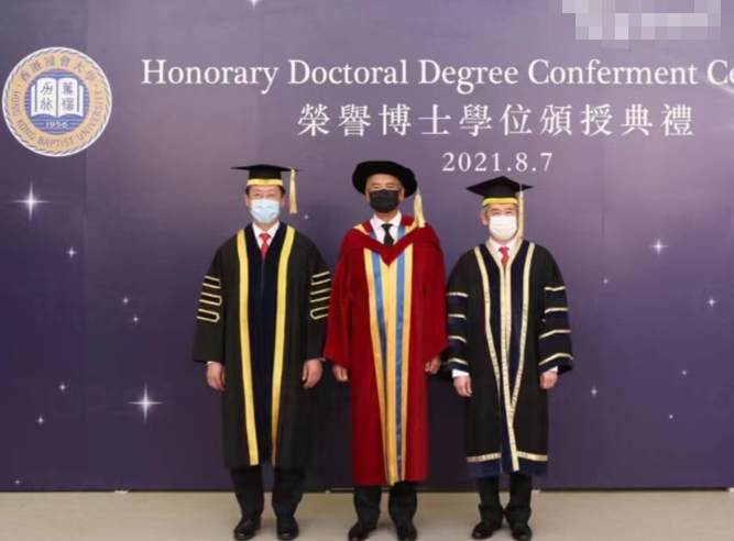 66岁周润发再获博士学位！满头白发穿西装，半蹲与粉丝合影接地气