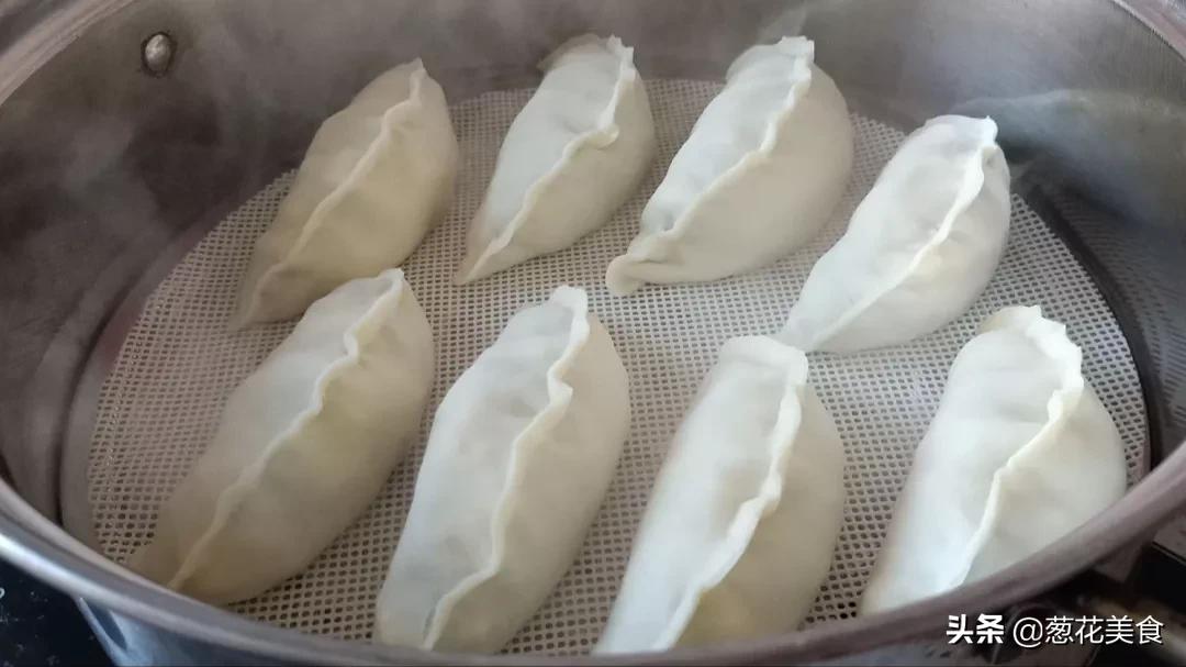 韭菜雞蛋餡兒蒸餃好吃有訣竅，記住“1燙3不放”，蒸餃鮮香好吃