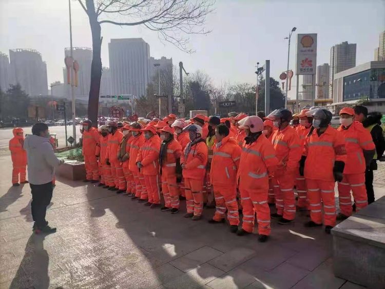 为环卫人员系紧“安全带”—经发保洁组织开展安全培训活动