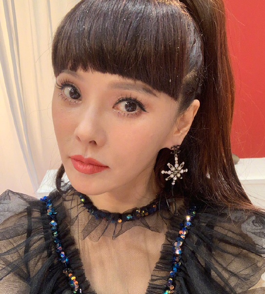 张雨绮一个月花70万护肤，看到伊能静，才知道什