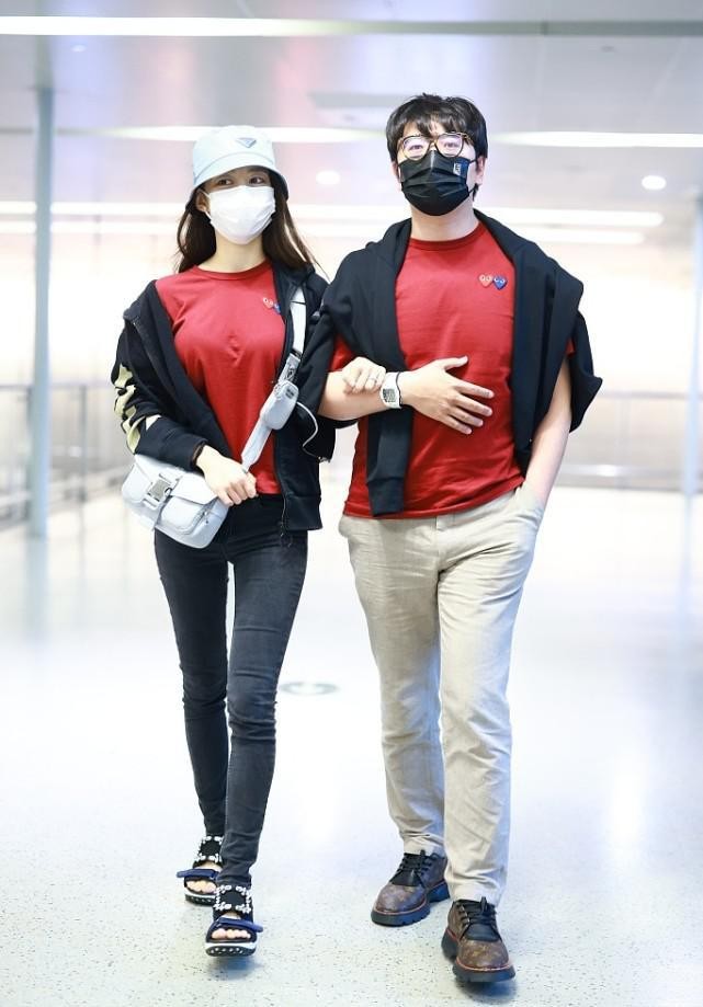 吉娜当了妈也这么美，穿T恤牛仔裤看着身材没走样，素颜挺耐看