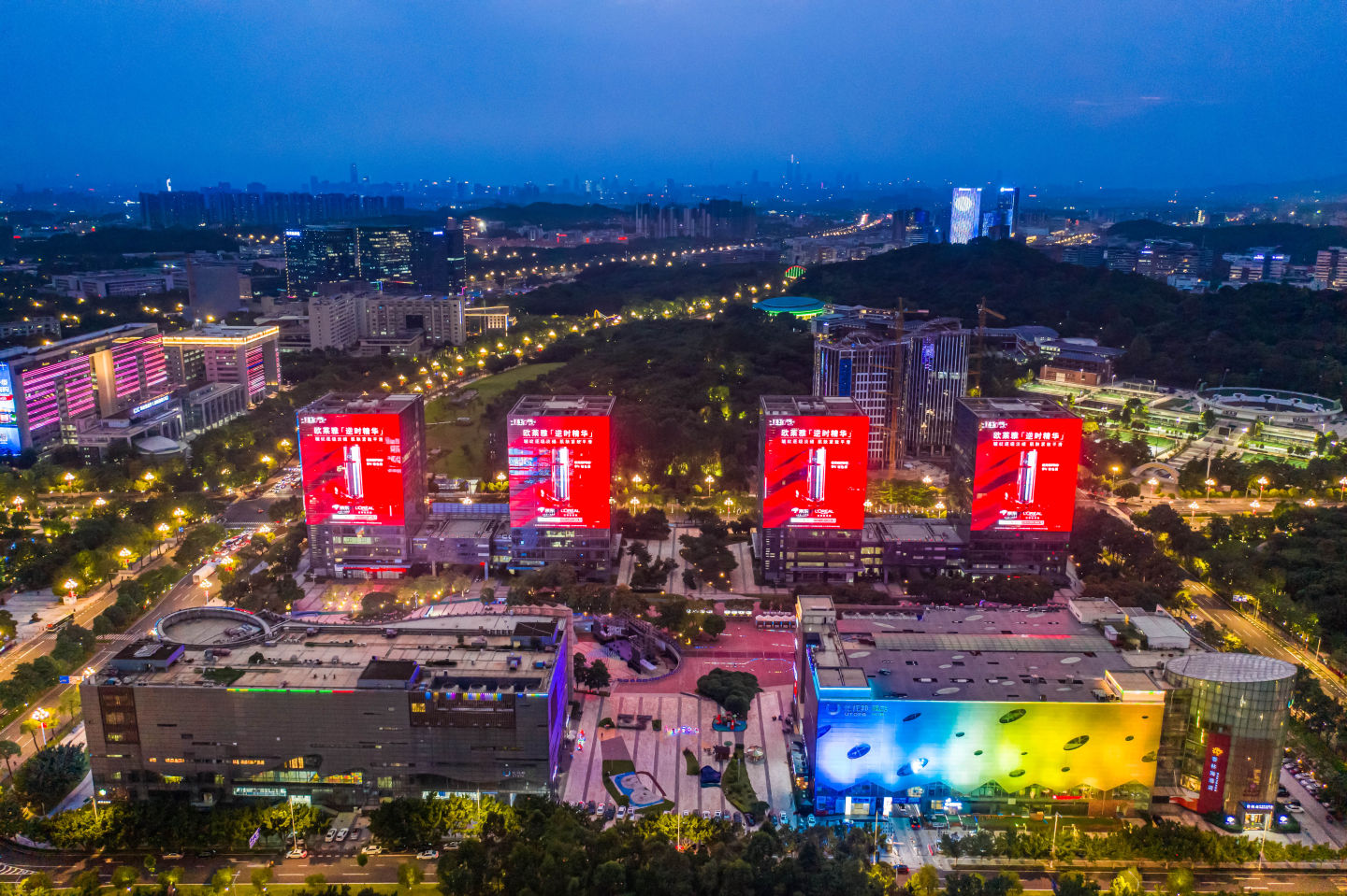 刘强东这是花了多少钱啊！京东巨幅广告占据各大城市地标