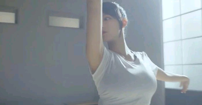 程潇在练习室里跳芭蕾，镜头拉近的那一刻，宅