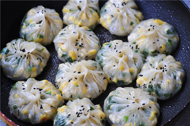 兒子最愛的早餐，比餃子簡單比包子好吃，鍋裡一煎，清爽有滋味