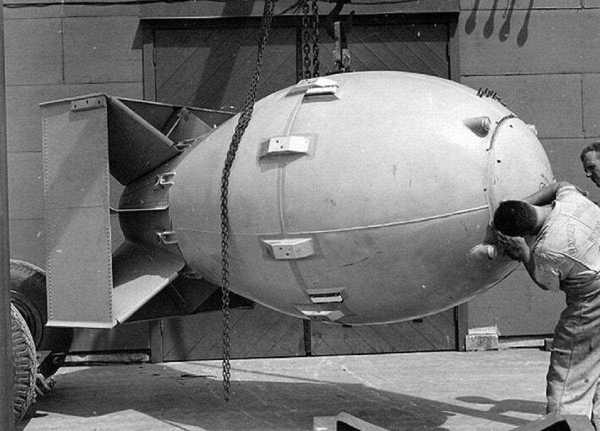 美国海底试爆原子弹，结果很理想，70多艘舰船却惹上了大麻烦