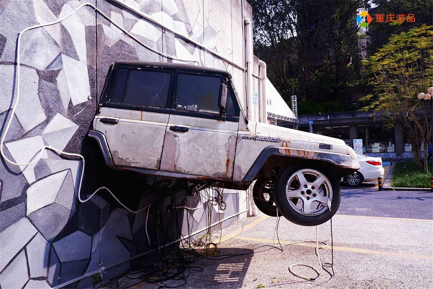 被电影带火的重庆，和易烊千玺铜像拍照都得排队，太魔幻了
