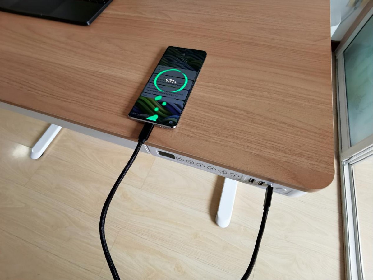 一张桌子满足全家需求，乐歌E5电动升降桌让居家办公更轻松