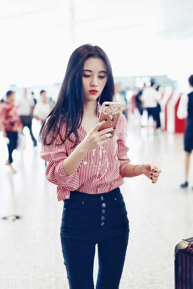 低学历爱豆的故事：光鲜亮丽的偶像，其实只是