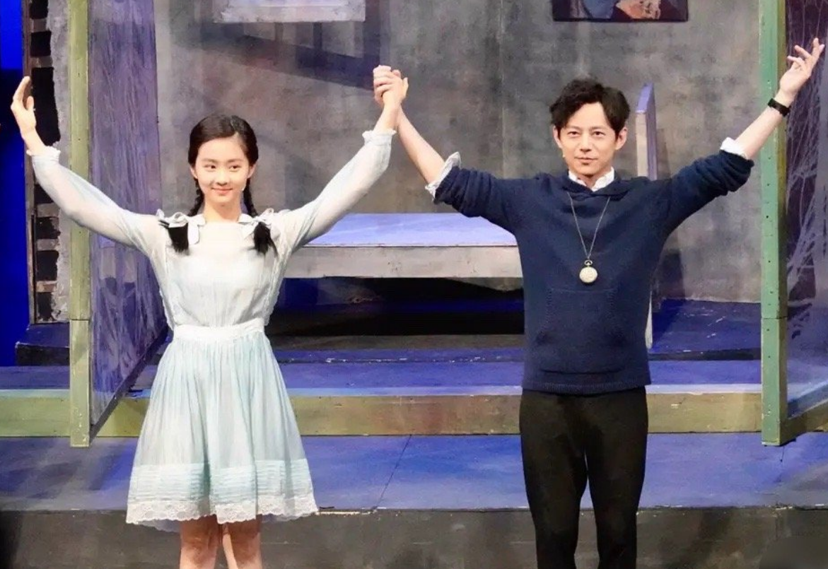 黄磊女儿后台花絮照曝光！身形纤瘦下巴尖，化