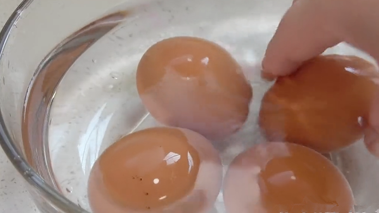 想吃小蛋糕不用買，4個雞蛋半碗麵粉，教你簡易做法，蓬鬆又香甜