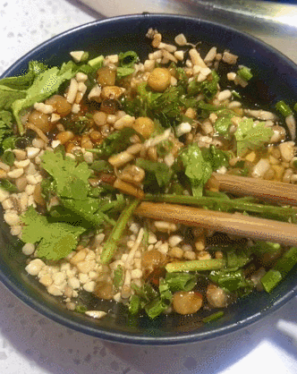 串串为何越来越贵？一个鸡爪串5根竹签，28元只能买5片黄喉