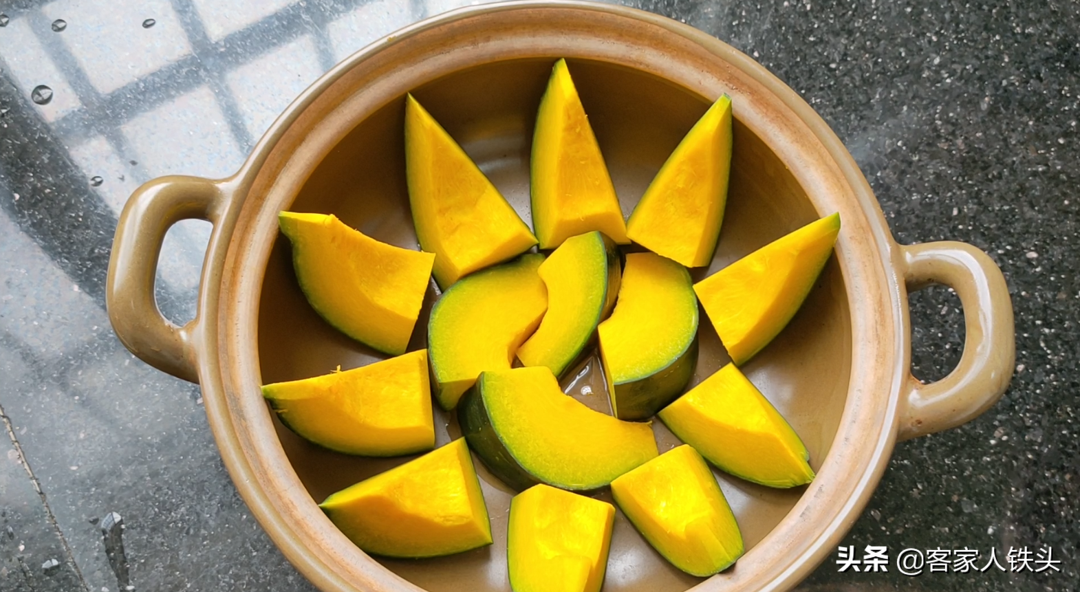 天越冷越愛吃一鍋南瓜排骨煲，口感嫩滑做法簡單，孩子搶著吃南瓜