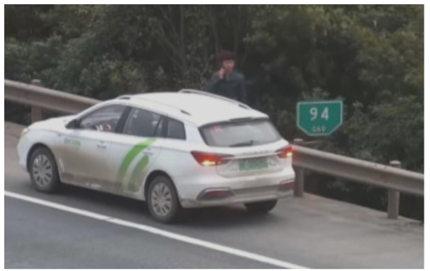 新能源车主车后挂横幅，嘲笑燃油车司机，网友机智回应