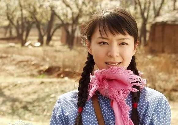 她是影视圈的奇女子，颜值、身材、演技都到位，就是红不过章子怡