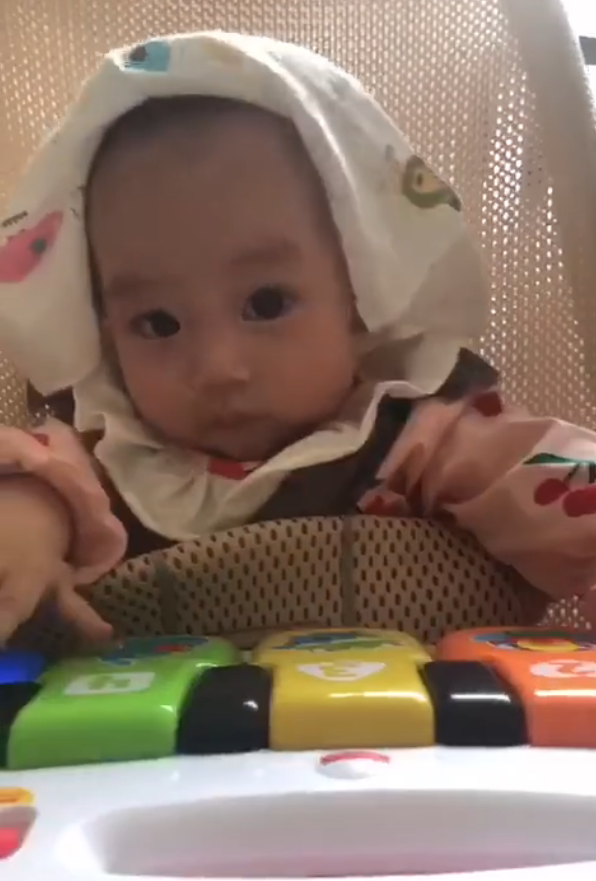 罗仲谦晒5个月大女儿，珍珠弹琴为爸妈庆结婚周年，一脸得意萌翻