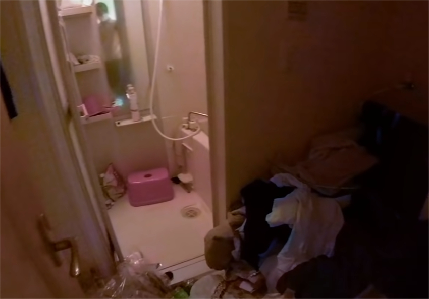 How good is Japanese housekeeping?Hit the worker's 19㎡ house with trash dumped to his chest. Cleaner: small scene