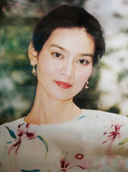 “悲情女皇”潘虹新剧开播，66岁的她至今单身无