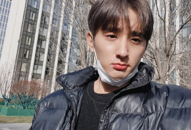 否认|于小彤发文否认新恋情 调侃跟拍的记者辛苦了