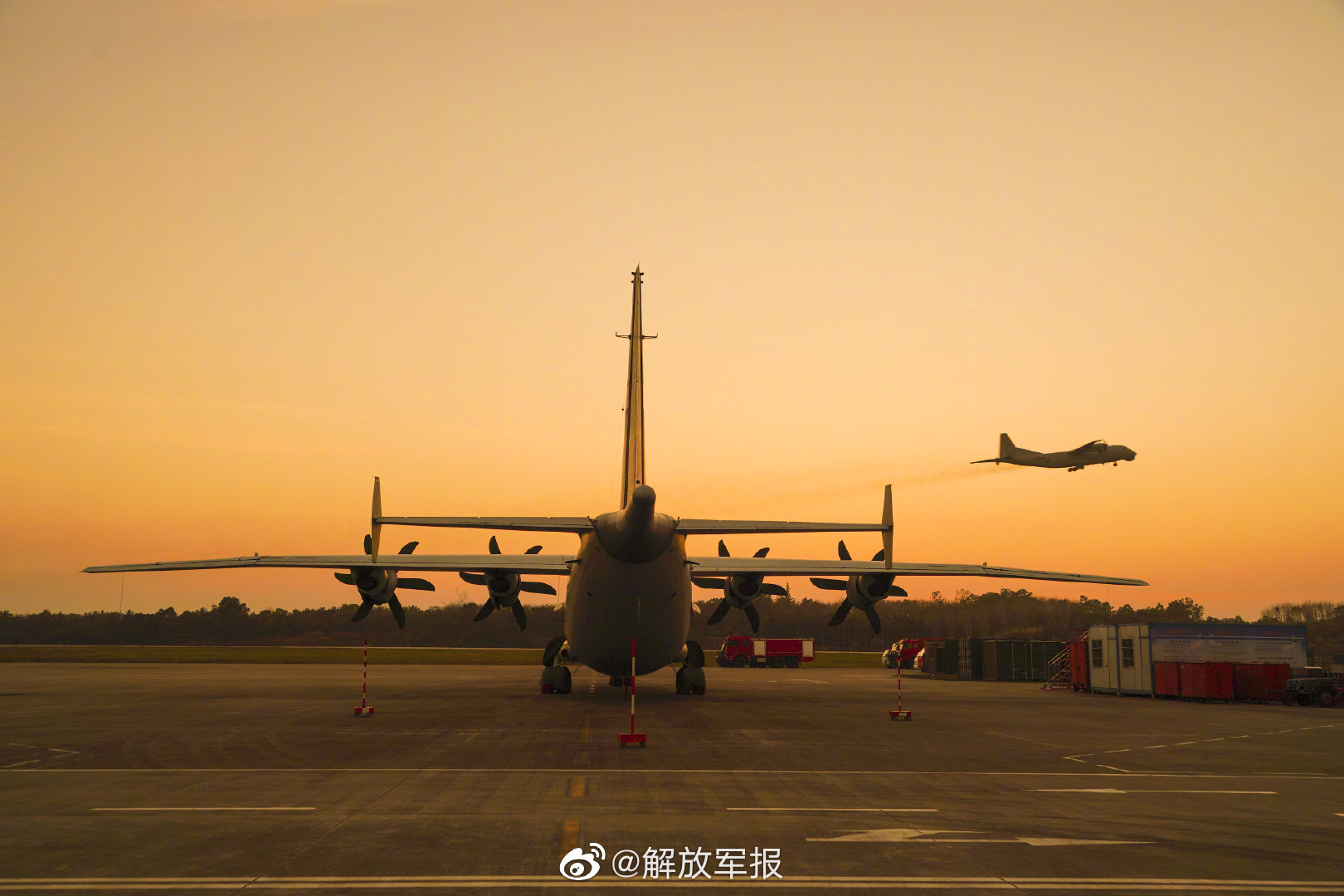 近距離看戰(zhàn)鷹起飛