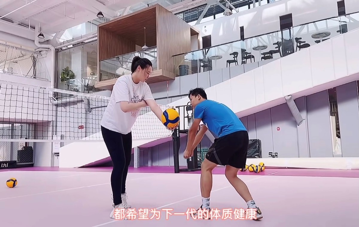 惠若琪挺8月孕肚打排球，亲自示范专业动作，皮肤白皙细腿瞩目